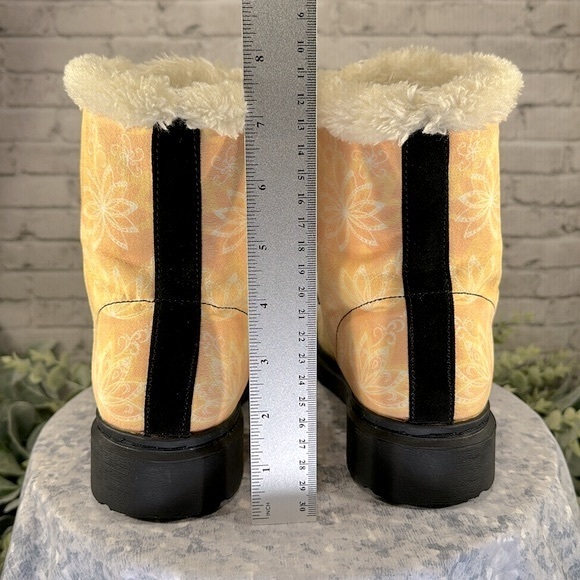 Yes We Vibe “Yellow Lotus” Cool Weather Cozy Lace-Up Combat Boots WMS 7M💛VGUC💛 - Picture 3 of 11